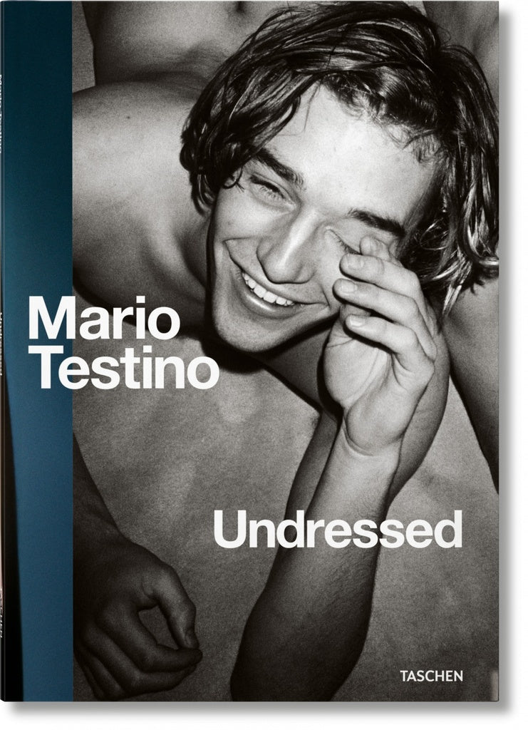 Libro de fotografía Undressed de Mario Testino, portada con retrato masculino sonriendo