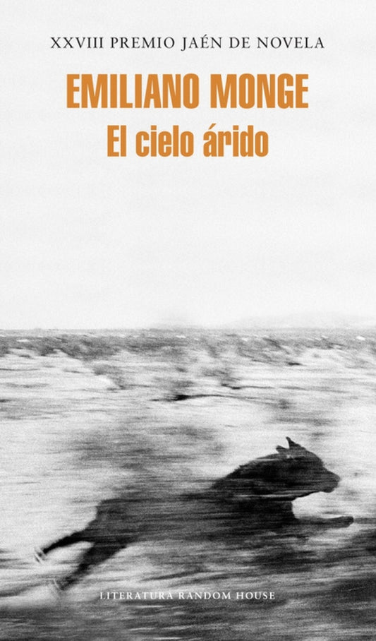 Libro El cielo árido de Emiliano Monge, portada con paisaje árido en blanco y negro.