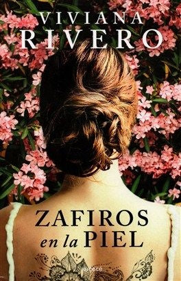 Portada de libro Zafiros en la piel de Viviana Rivero con mujer de espaldas y flores