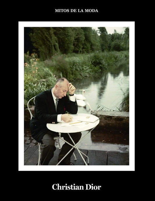 Portada de libro Mitos de la Moda con Christian Dior y hombre firmando