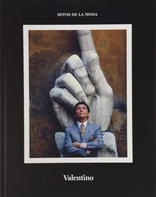 Portada de libro con ilustración de manos de mármol y retrato con traje