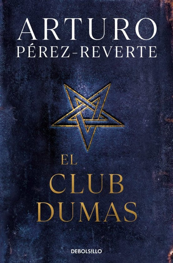 Libro con portada azul oscura y letras doradas Arturo Pérez-Reverte