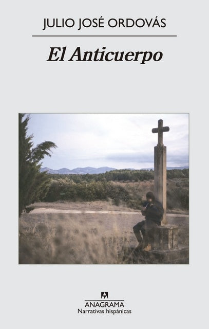 Libro El Anticuerpo: portada con cruz y figura arrodillada en paisaje