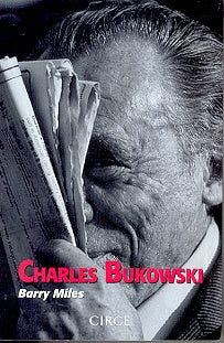 Libro de biografía Charles Bukowski, tapa con retrato y texto Barry Miles