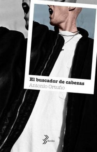Libro El buscador de cabezas, portada con rostro y título de Antonio Ortuño.